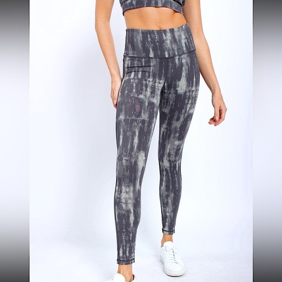 ☃️BOGO50%☃️ 🆕🩶MONO B: WATERFALL CUT OUT RACERBACK SPORTS BRA MEDIUM - Picture 3 of 4